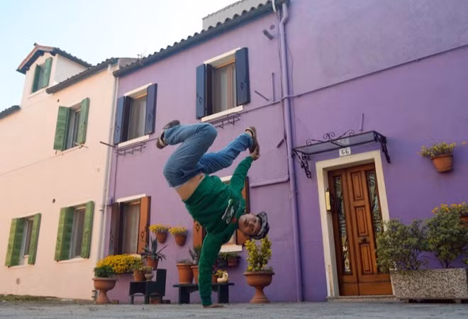 Cặp đôi Hà thành bị thu hút bởi sự yên tĩnh và cảnh vật lãng mạn của đất nước Italy. Do đó, đến mỗi địa điểm, họ lại tạo dáng, dựng một bài nhảy và lưu lại khoảnh khắc đáng nhớ ấy.