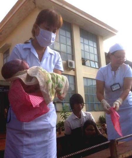 Xon xao chuyen de roi con tren xe cong nong