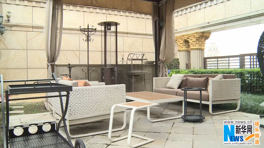 Ánh vàng toát lên sự sang trọng và quý phái của biệt thự.