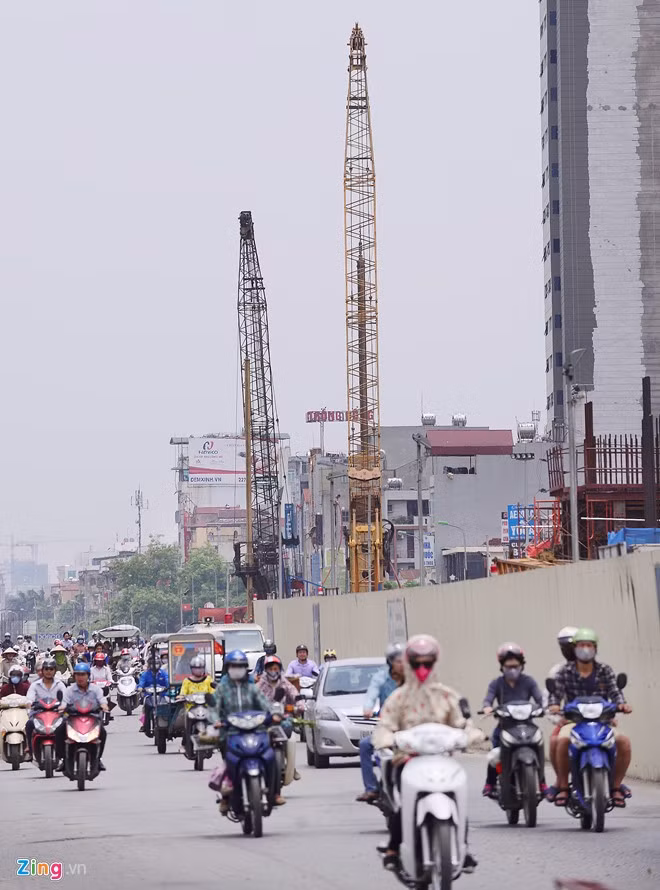 Sau hai sự cố liên tiếp vào các ngày 10/5 tại phường Cầu Diễn (quận Bắc Từ Liêm) và chiều 12/5 ở gần ngã tư Cầu Giấy - Nguyễn Phong Sắc, nhà chức trách đã tạm dừng thi công toàn bộ dự án để kiểm tra toàn diện trang thiết bị.