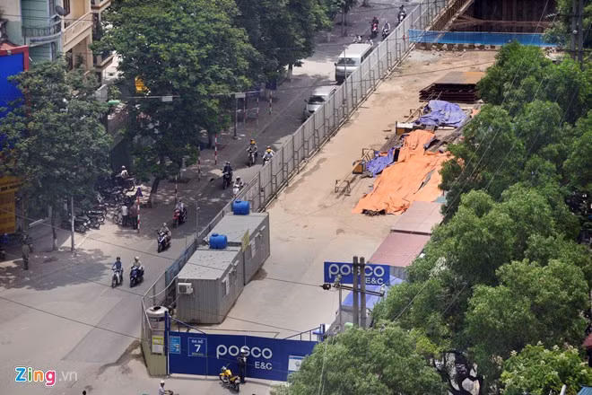 Vật liệu xây dựng, máy móc được phủ bạt tại ga số 7 của tuyến đường sắt đoạn chạy qua Cầu Giấy.