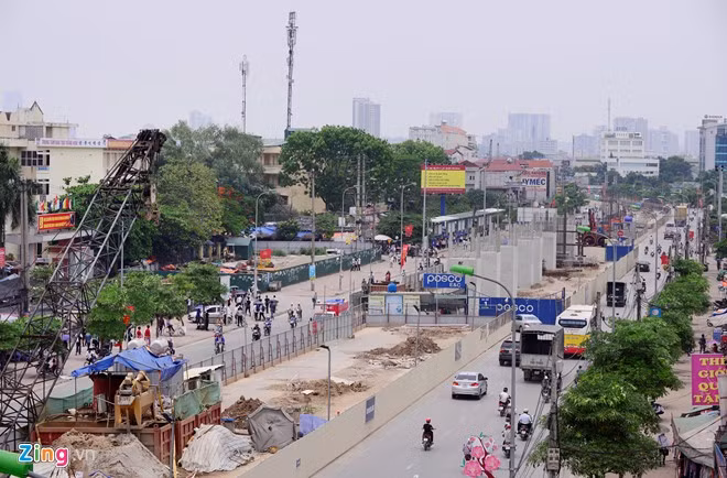 Toàn bộ dự án đường sắt chạy qua đường Cầu Diễn (Nhổn) vắng lặng 3 ngày nay, kể từ sau sự cố dầm sắt nặng hơn nửa tấn rơi ra đường khiến 5 người suýt gặp nạn.