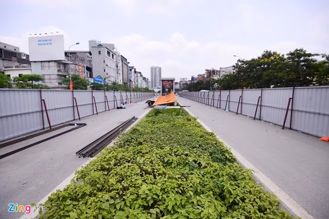 Sáng 13/5, tại một số điểm mới mở mặt bằng để thi công vắng bóng người.