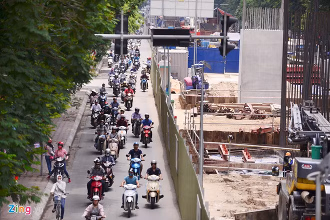 Tuyến đường sắt đô thị chạy qua đường Xuân Thủy.