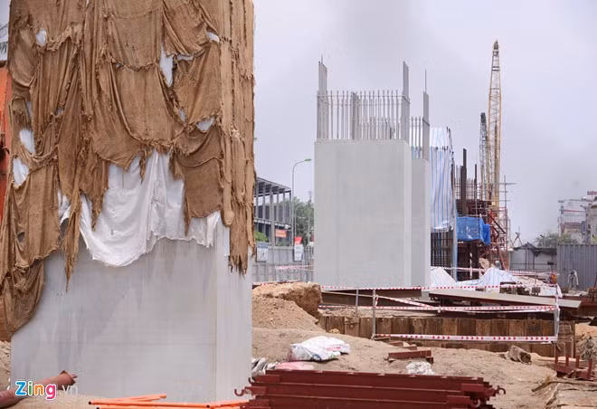 Công trường nhà ga số 5 vắng bóng công nhân, bên trong công trường ngổn ngang sắt thép, đất đá.