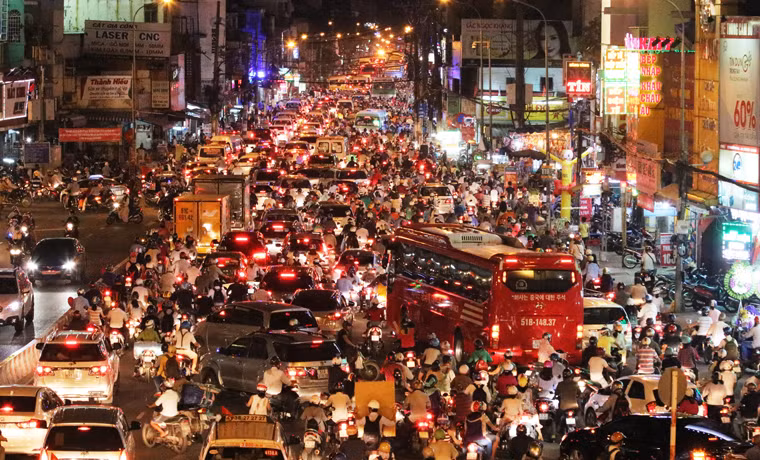 Bến xe Miền Đông mới sớm hoàn thành và đưa vào sử dụng sẽ giải quyết đáng kể tình trạng ùn tắc giao thông ở các tuyến đường nội đô TP HCM. Ảnh kẹt xe khủng khiếp đường về BXMĐ ở quận Bình Thạnh.