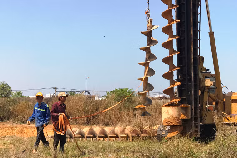 Các công nhân của đơn vị thi công đang tất bật làm việc giữa trưa 13/2.