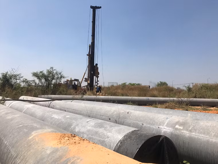 Theo SAMCO, nhà thầu thi công đang triển khai đóng cọc thử.