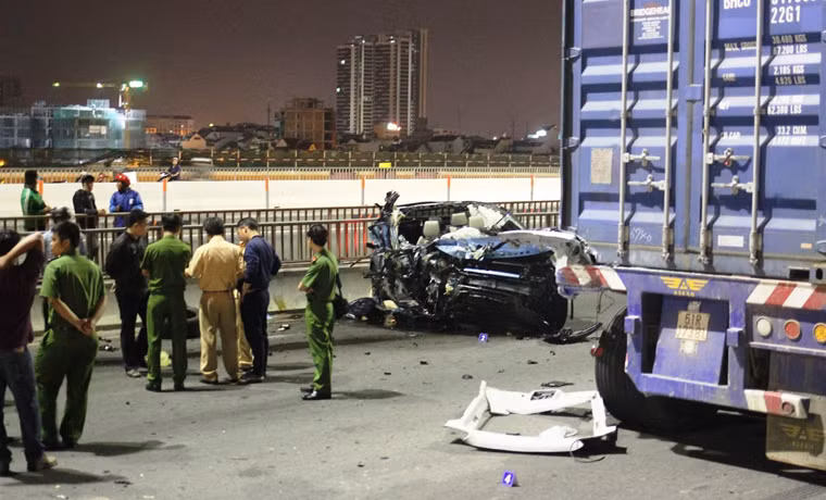 Cô gái bị ôtô đè lên người tử vong tại chỗ, riêng nam thanh niên may mắn chỉ bị thương.