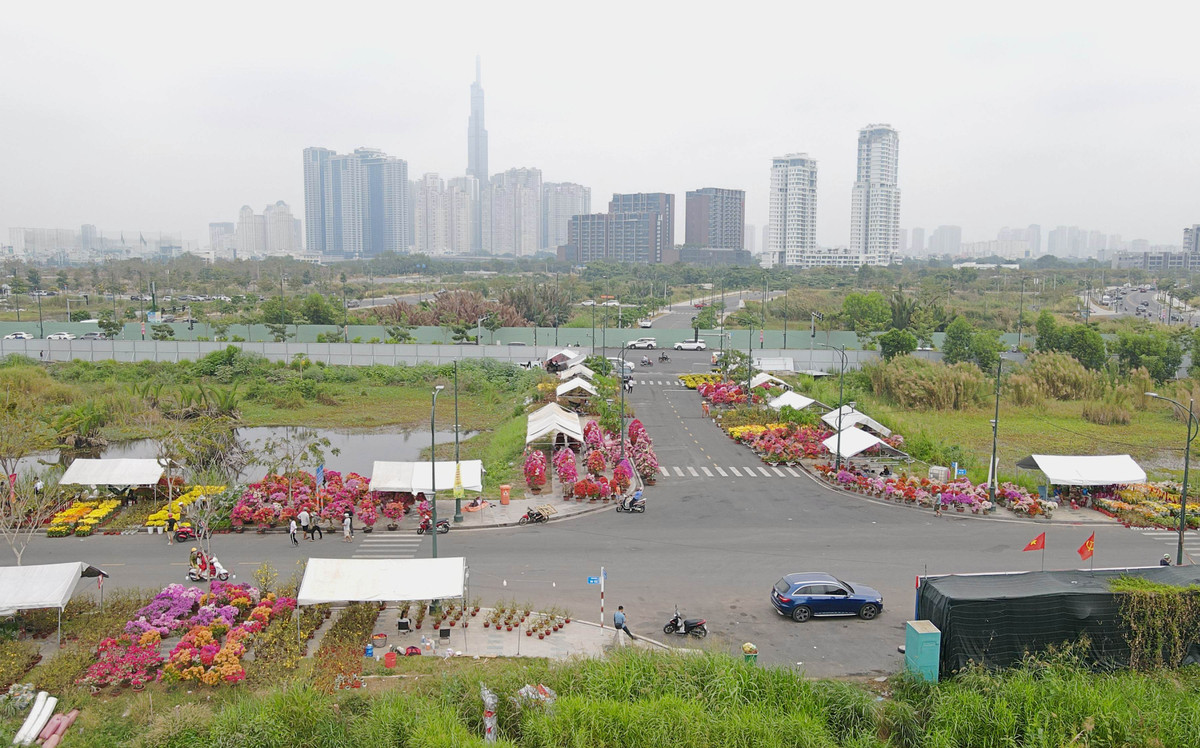 Bên cạnh việc tham quan mua sắm, người dân khi đến với Chợ Hoa Xuân TP Thủ Đức còn có cơ hội du xuân, thưởng thức những khoảnh khắc đẹp với vườn hoa hướng dương, các tiểu cảnh trang trí rực rỡ sắc màu xuyên suốt tuyến đường Chợ Hoa Xuân và Công viên bờ sông Sài Gòn. (Ảnh: Xuân Thọ)