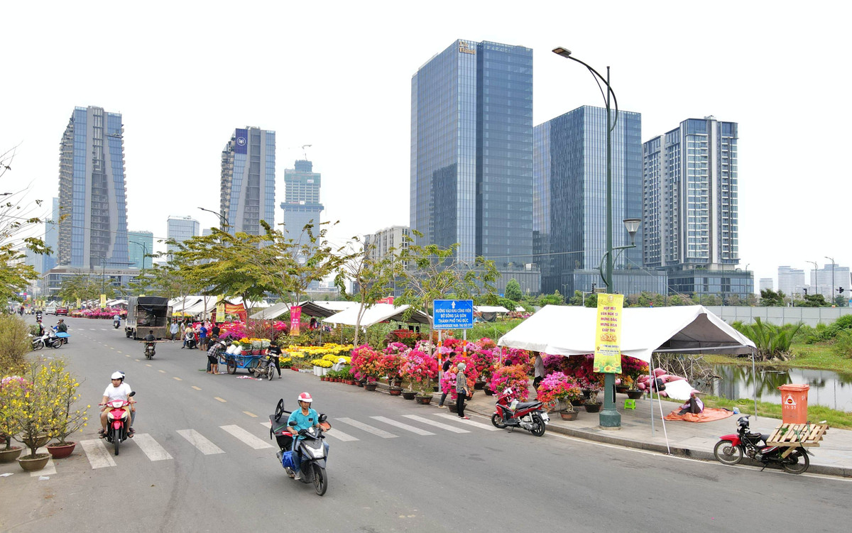 Hoa Tết rực rỡ một góc chợ. (Ảnh: Xuân Thọ)