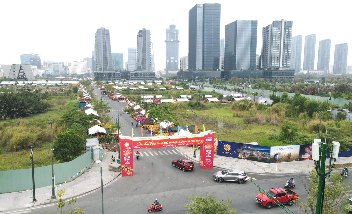 Chợ hoa xuân TP Thủ Đức năm nay có chủ đề là “Vui Xuân đầm ấm - Đón Tết nghĩa tình”, được khai mạc từ đêm 1/2 (tức 22 tháng Chạp). Tuy nhiên, cho đến một hai ngày gần đây, chợ hoa mới bắt đầu nhộn nhịp người mua. (Ảnh: Xuân Thọ)