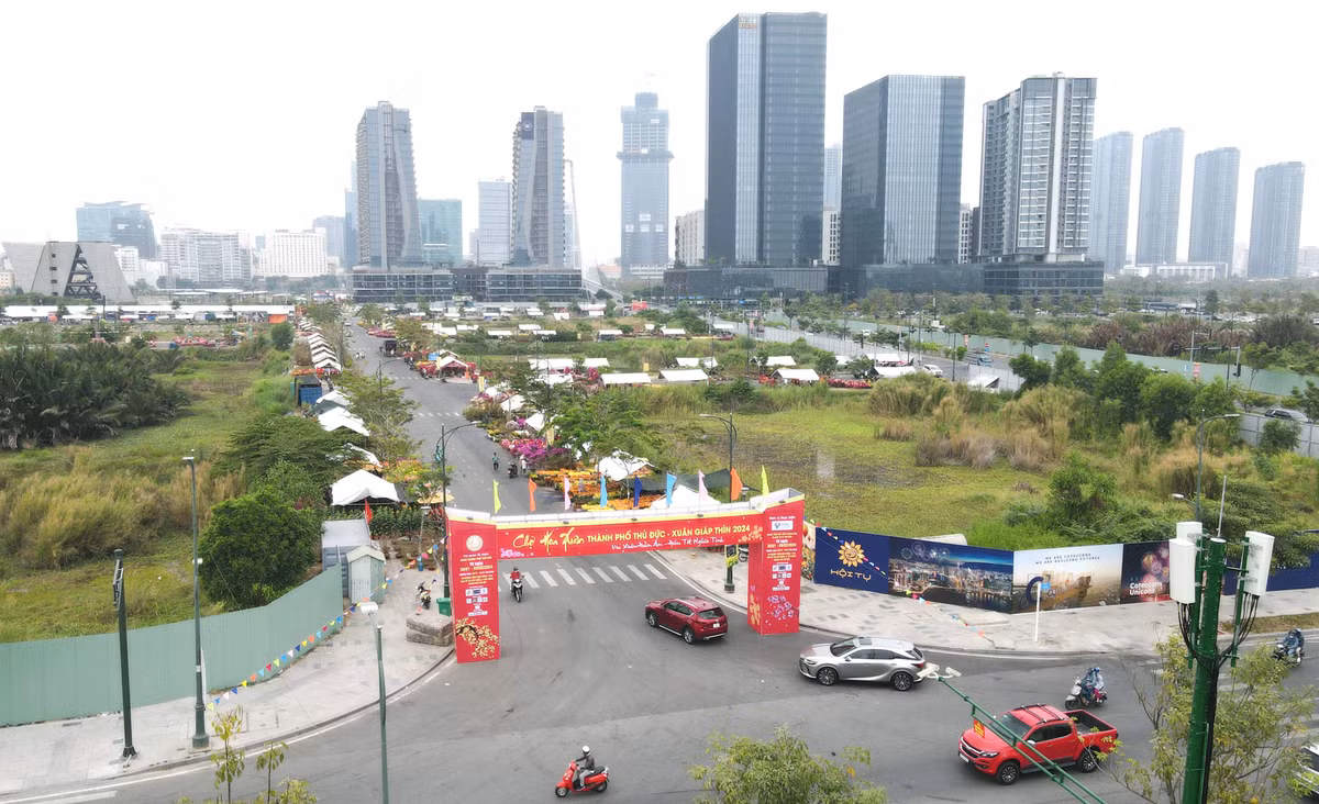 Chợ hoa xuân TP Thủ Đức năm nay có chủ đề là “Vui Xuân đầm ấm - Đón Tết nghĩa tình”, được khai mạc từ đêm 1/2 (tức 22 tháng Chạp). Tuy nhiên, cho đến một hai ngày gần đây, chợ hoa mới bắt đầu nhộn nhịp người mua. (Ảnh: Xuân Thọ)