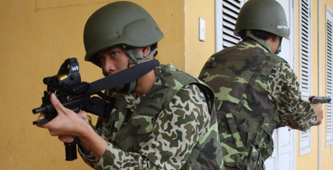 Chiến đấu viên biệt động được trang bị vũ khí đặc biệt gọn nhẹ, tác chiến chủ yếu ở địa bàn đô thị, do đối phương kiểm soát; tiến công các mục tiêu chiến lược như cơ quan đầu não, sở chỉ huy, cơ sở kinh tế, quốc phòng; vì vậy kỹ chiến thuật đặc công và khả năng bắn súng luôn đặt lên hàng đầu. Nguồn ảnh: QPVN