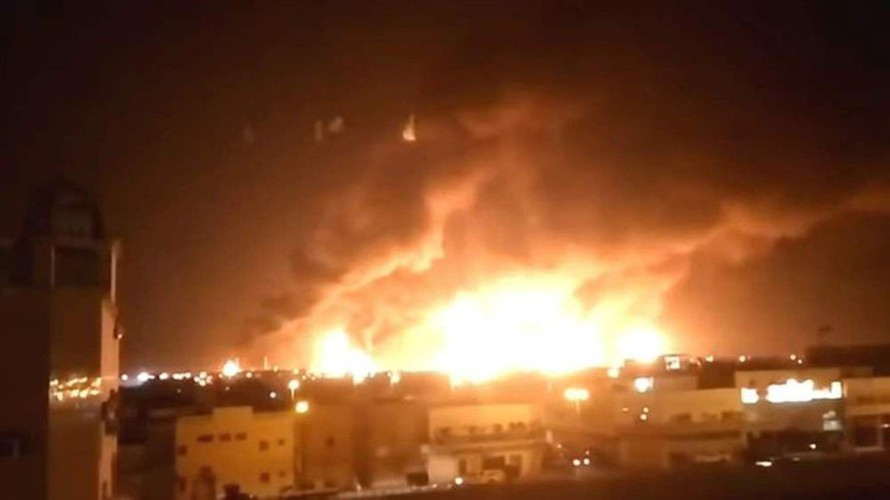 Washington cáo buộc lực lượng vũ trang thân Iran phải chịu trách nhiệm về cuộc tấn công này, bất chấp thực tế rằng cho đến nay vẫn chưa có nhóm nào lên tiếng khẳng định mình là "tác giả" của hành động trên.