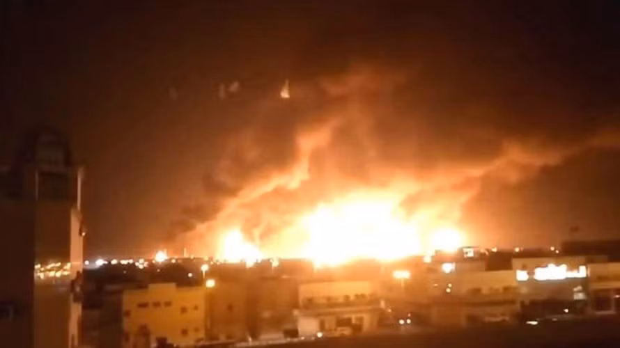 Washington cáo buộc lực lượng vũ trang thân Iran phải chịu trách nhiệm về cuộc tấn công này, bất chấp thực tế rằng cho đến nay vẫn chưa có nhóm nào lên tiếng khẳng định mình là "tác giả" của hành động trên.