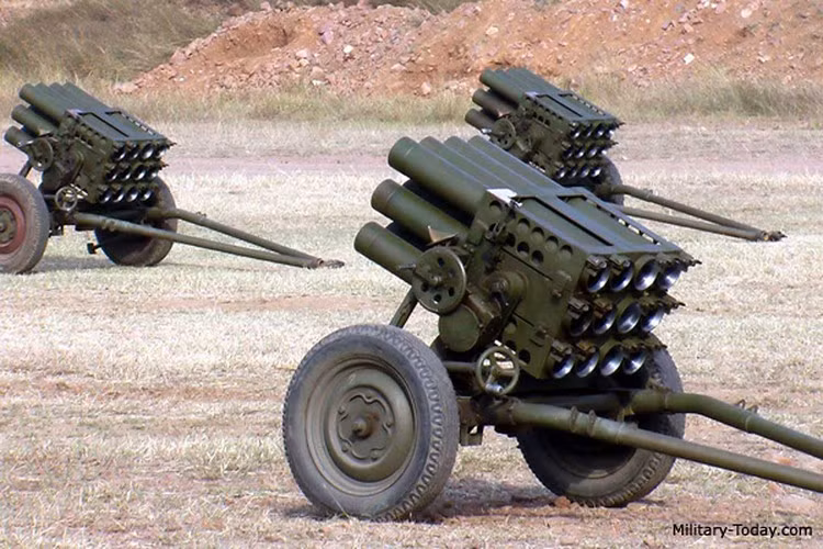 Đầu tiên cần lưu ý rằng bệ phóng tiêu chuẩn của loại pháo phản lực này có kích thước khá nhỏ gọn, các ống phóng được bó thành 3 hàng và 4 cột, tổng số 12 quả.