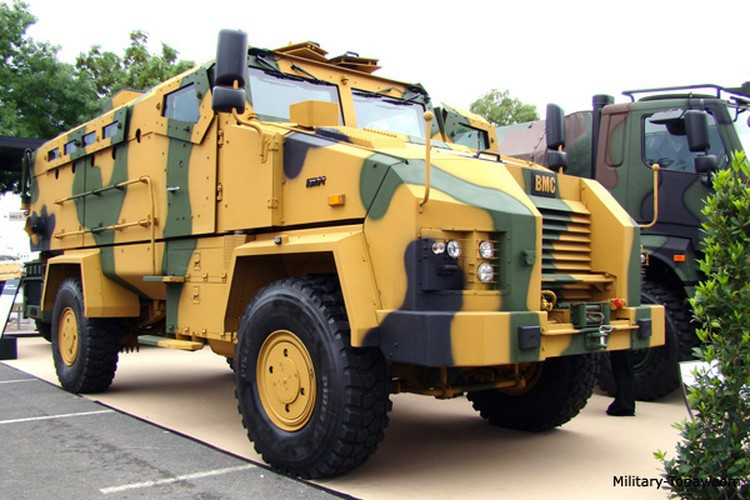 Binh sĩ đi vào và rời khỏi khoang chứa quân thông qua một cửa dốc vận hành thủy lực ở phía sau, cánh cửa này sẽ được hạ xuống theo điều khiển của trưởng xe.