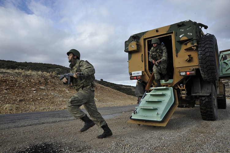 Xe có 5 lỗ châu mai và 4 cửa sổ chống đạn ở mỗi bên của khoang chứa quân cũng như một vị trí được che chắn cho xạ thủ trên nóc, tạo thuận lợi cho quá trình tác chiến.