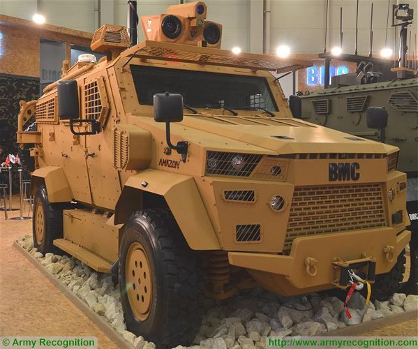 Nó có thân xe bọc thép giúp bảo vệ chống lại đạn xuyên giáp và mảnh pháo. Phần dưới gầm xe có hình chữ V giúp phân tán lực nổ của mìn nếu chẳng may cán phải.