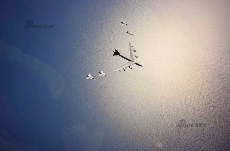 JAS-39 Gripen là loại tiêm kích đa năng hạng nhẹ, cơ động cao do công ty Saab Thụy Điển sản xuất. JAS-39 trang bị radar mạng pha cùng bộ vũ khí không đối không tầm ngắn – tầm trung.