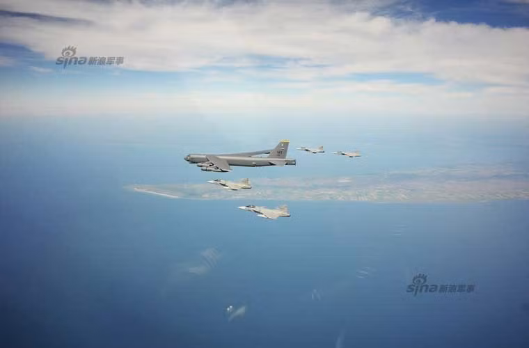 Tiêm kích JAS-39 Gripen hộ tống B-52H tập trận thả mìn Mk-62 trên biển Baltic.