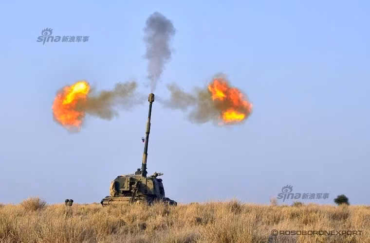 Tuy nhiên, gần đây các trang mạng Nga tiết lộ bức ảnh loại pháo này dùng cỡ nòng 155mm chuẩn phương Tây và được định danh là pháo tự hành 2S19M1.