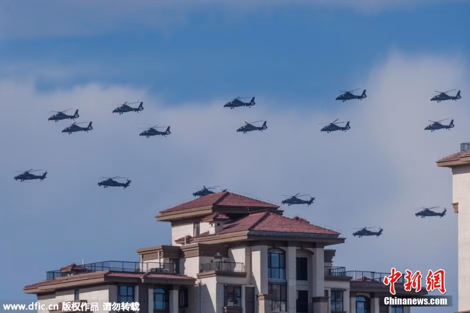 Truyền thông Trung Quốc mới đây đăng tải loạt ảnh đặc biệt ghi lại hình ảnh hàng chục chiếc trực thăng tấn công WZ-10 cùng loại WZ-19 bay rợp trời ở quận Thông Châu, ngoại thành Thủ đô Bắc Kinh.