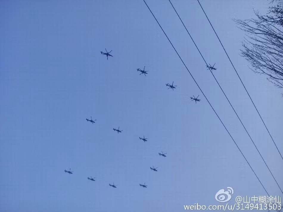 Đặc biệt, các trực thăng tấn công còn ghép số 70 trên bầu trời Bắc Kinh.