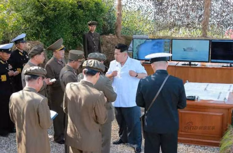 Ông Kim Jong-Un đã thẩm tra kế hoạch diễn tập này và ra lệnh bắt đầu triển khai vụ phóng tại một trạm quan sát.