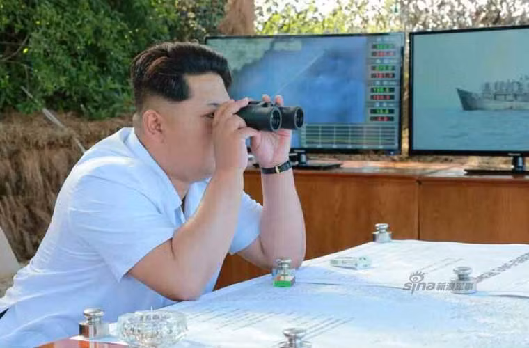 Nhà lãnh đạo Kim Jong-un theo dõi vụ bắn thử bằng ống nhòm.