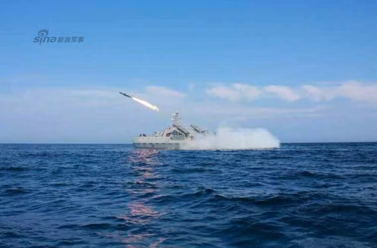 Tên lửa chống hạm “thông minh” được bắn đi từ tàu chiến tên lửa khá hiện đại do Triều Tiên tự đóng.