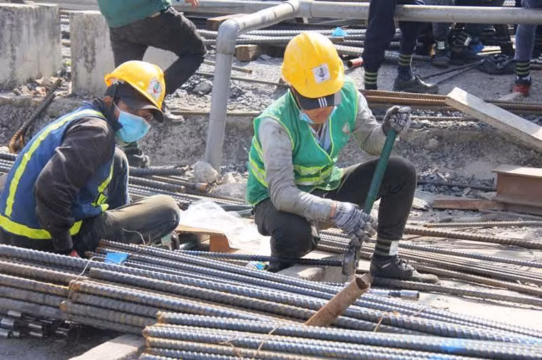 Trao đổi với phóng viên, ông Hồ Ngọc Sang, Chỉ huy trưởng công trình xây dựng nhà ga Ba Son cho biết: "Đến nay tiến độ công trình được giám sát chặt chẽ, đơn vị thi công đang thi công phần mái nhà ga, công tác an toàn lao động luôn được đảm bảo tập trung nỗ lực công tác chuẩn bị đổ bê tông sàn trước đêm Giao thừa Tết Đinh Dậu...