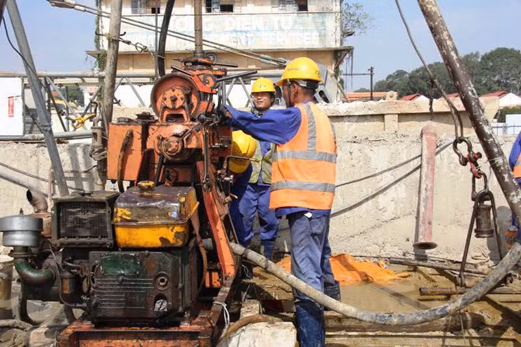 Nhiều công nhân làm việc tại nhà ga ngầm Ba Son đã không thể về quê sum họp Tết cùng gia đình...