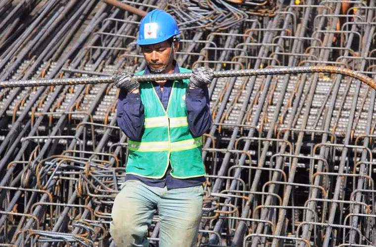 Những ngày Tết nguyên đán Đinh Dậu, những công nhân này sẽ miệt mài làm việc dưới lòng đất. Góp phần xây dựng công trình giao thông đặc biệt quan trọng ở TP HCM.