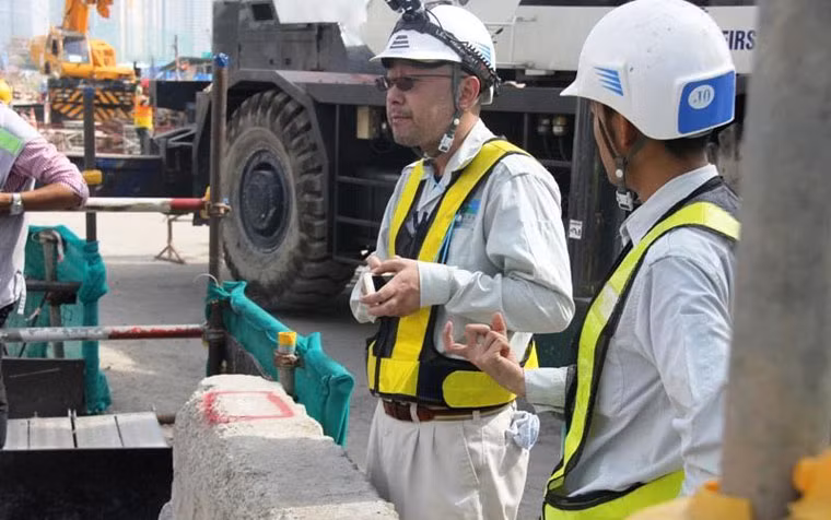 Dưới cái nóng hầm hập, trong phạm vi công trường luôn rộn rã tiếng động cơ máy móc với khoảng 100 công nhân thuộc Công ty CP xây dựng số 1 -Việt Nguyên và các đơn vị khác vẫn khẩn trương làm việc. 