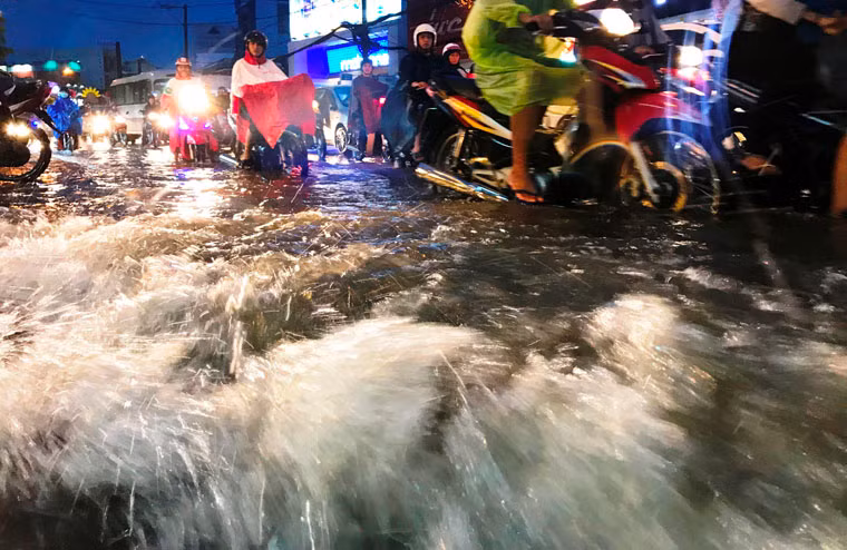 Đến tối qua 24/5, nhiều khu vực phía Đông TP HCM vẫn còn đang mưa, nhiều tuyến đường ngập sâu trong biển nước khiến việc lưu thông của người dân gặp nhiều khó khăn. 