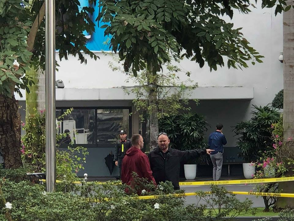 Chuyên cơ của Tổng thống Mỹ dự kiến hạ cánh xuống sân bay Nội Bài (Hà Nội) vào tối 26/2 theo giờ Việt Nam. Tuy vậy, theo ghi nhận của PV Kiến Thức lúc 11h sang tại khách sạn Marriott, an ninh được thắt chặt, lực lượng an ninh, mật vụ, vệ sĩ của Mỹ kiểm soát từng ngõ ngách, tới con kiến cũng khó chui lọt “vòng thép” kiên cố này.