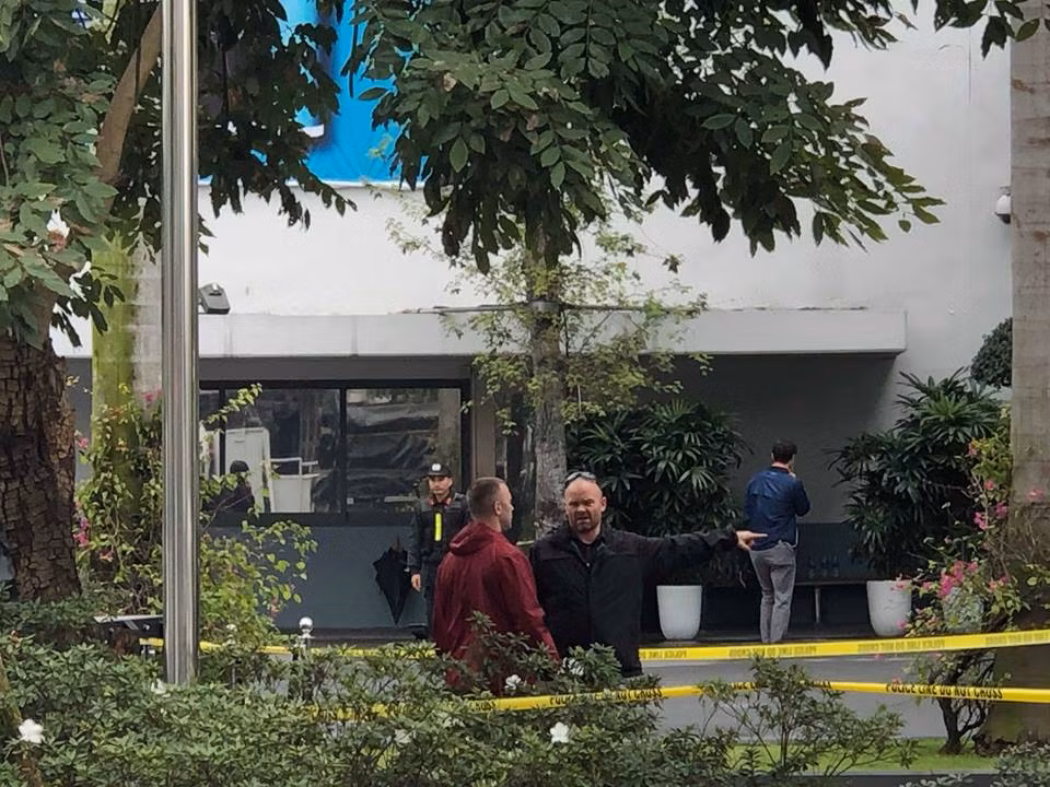 Chuyên cơ của Tổng thống Mỹ dự kiến hạ cánh xuống sân bay Nội Bài (Hà Nội) vào tối 26/2 theo giờ Việt Nam. Tuy vậy, theo ghi nhận của PV Kiến Thức lúc 11h sang tại khách sạn Marriott, an ninh được thắt chặt, lực lượng an ninh, mật vụ, vệ sĩ của Mỹ kiểm soát từng ngõ ngách, tới con kiến cũng khó chui lọt “vòng thép” kiên cố này.