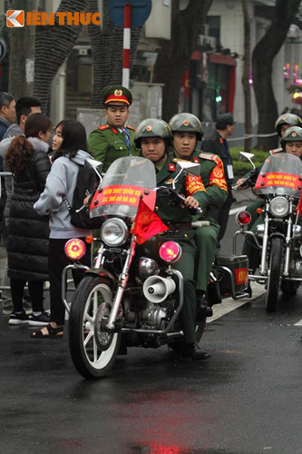 Từ phía ngoài, một "vòng thép" an ninh được thắt chặt, người dân, phóng viên trong nước và quốc tế chỉ được đứng ở phía xa, không được lại gần khách sạn.