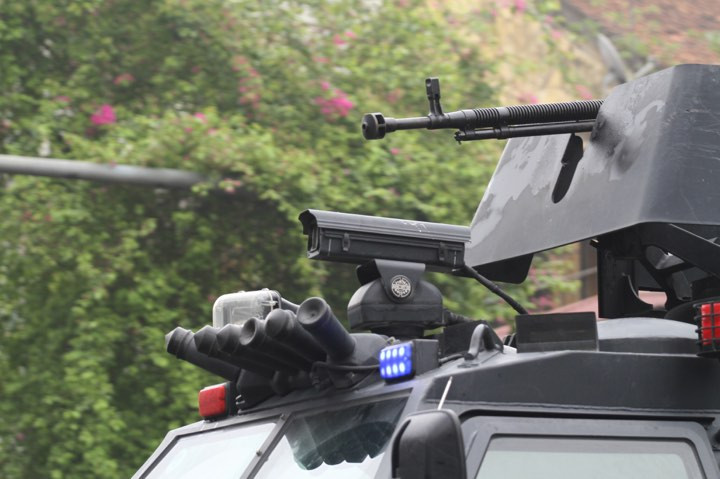 Xe bọc thép với vũ trang hạng nặng cũng được huy động.