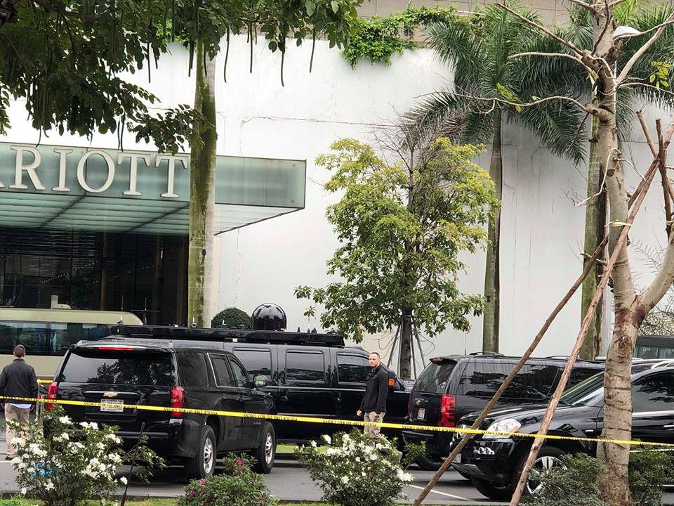 Mật vụ Mỹ đi tuần quanh khách sạn.