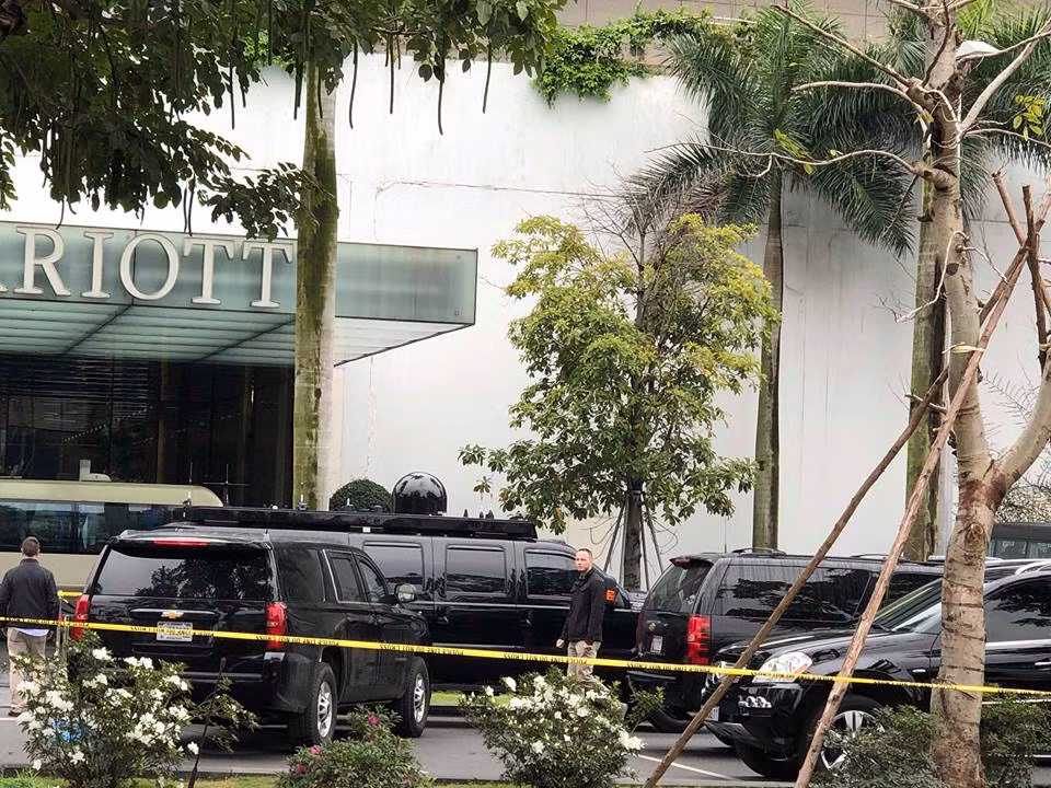 Mật vụ Mỹ đi tuần quanh khách sạn.