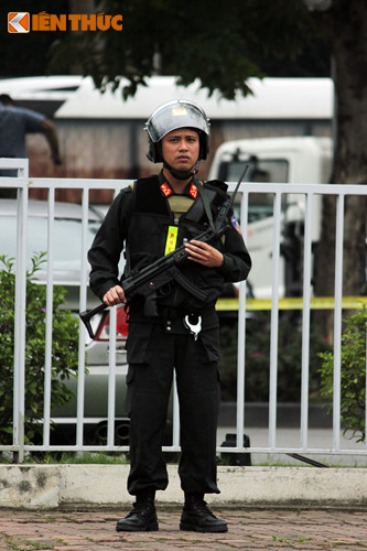 Một chiến sĩ CSCĐ trang bị súng tiểu liên đứng gác vòng ngoài khách sạn nơi ông Trump sẽ ở trong thời gian diễn ra thượng đỉnh Mỹ - Triều.