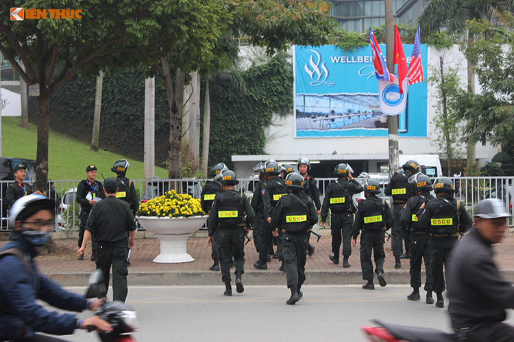 Lực lượng CSCĐ được tăng cường để đảm bảo an ninh nhiều vòng tại khách sạn JW Marriott.