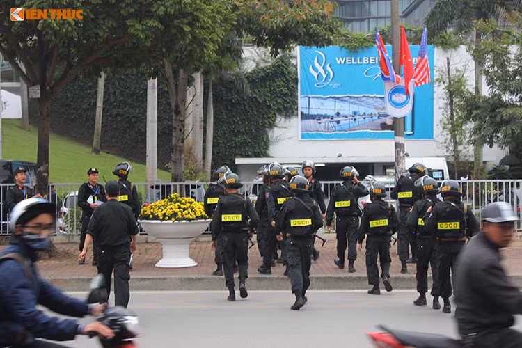 Lực lượng CSCĐ được tăng cường để đảm bảo an ninh nhiều vòng tại khách sạn JW Marriott.