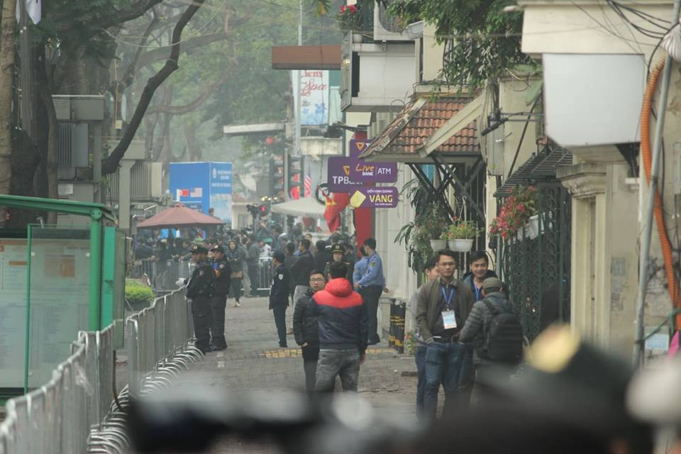 Ghi nhận của PV Kiến Thức lúc 11h sáng nay 26/2, khi đoàn ô tô đưa Chủ tịch Triều Tiên Kim Jong-un từ Ga Đồng Đăng (Lạng Sơn) đến Hà Nội. Xung quanh khách sạn Melia mà ông Kim cùng đoàn lưu trú, an ninh được đặt ở cấp độ cao nhất. 