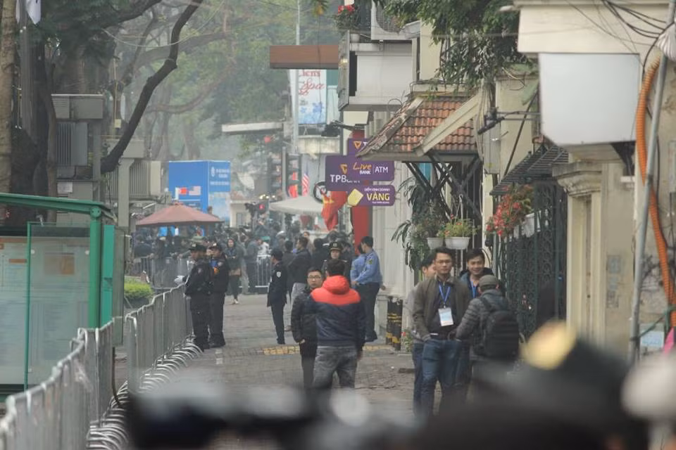 Ghi nhận của PV Kiến Thức lúc 11h sáng nay 26/2, khi đoàn ô tô đưa Chủ tịch Triều Tiên Kim Jong-un từ Ga Đồng Đăng (Lạng Sơn) đến Hà Nội. Xung quanh khách sạn Melia mà ông Kim cùng đoàn lưu trú, an ninh được đặt ở cấp độ cao nhất.