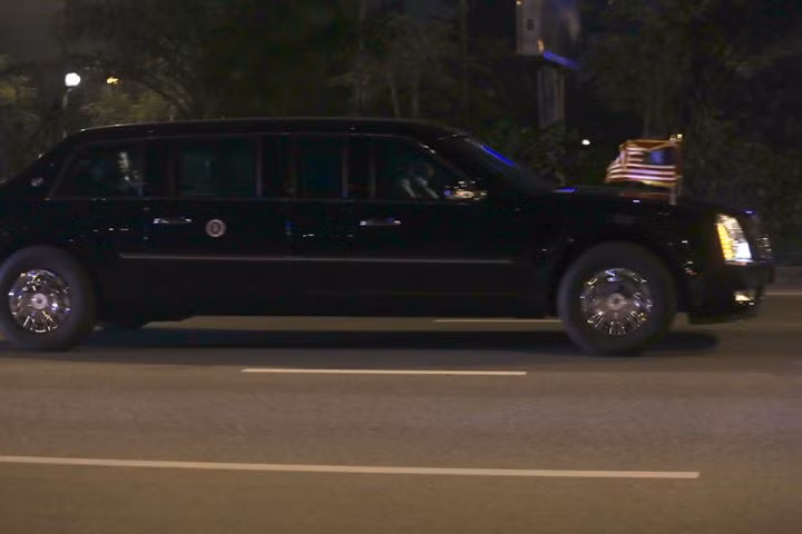 “Quai thu” Cadillac One da dua Tong thong Trump ve den khach san Marriott-Hinh-4