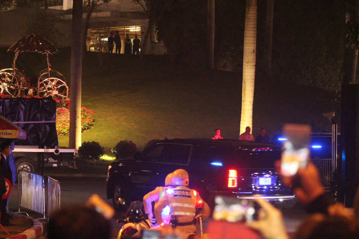 “Quai thu” Cadillac One da dua Tong thong Trump ve den khach san Marriott-Hinh-2